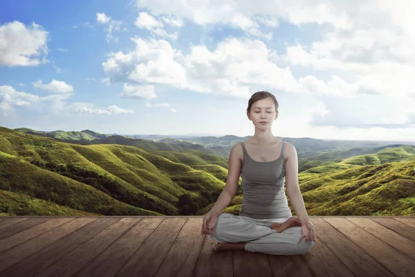 Asiatisk tjej gör yoga — Stockfoto