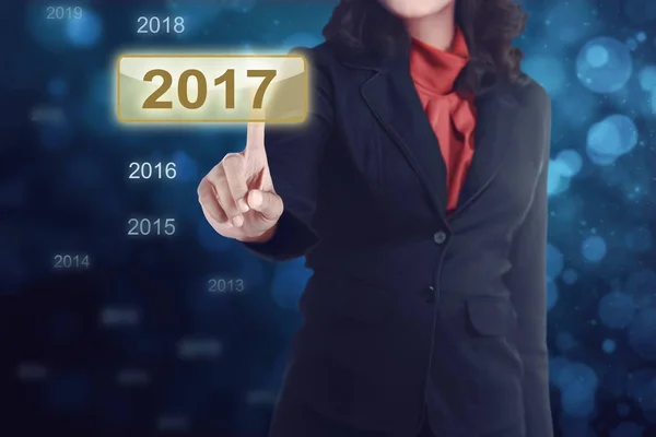 Mujer de negocios mano tocar 2017 icono —  Fotos de Stock
