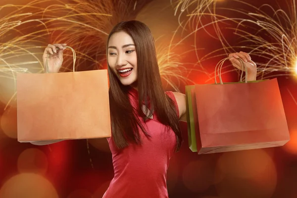 Chinesin mit Einkaufstaschen — Stockfoto
