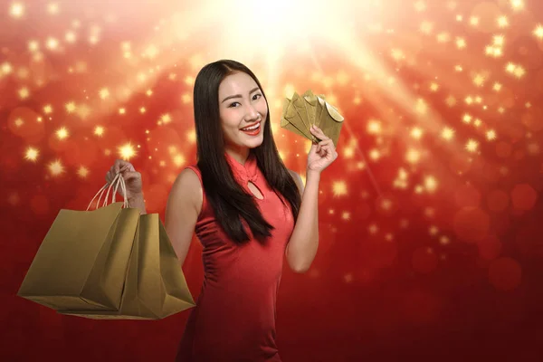 Asijské ženy hospodářství nákupní tašky — Stock fotografie