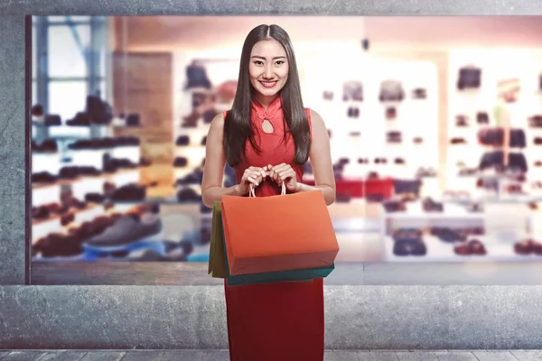 Chinese vrouw bedrijf shopping tassen — Stockfoto