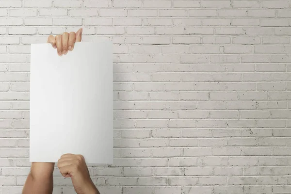 Manos de persona sosteniendo papel en blanco — Foto de Stock