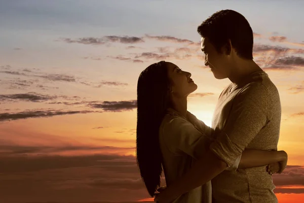 Joven asiática pareja gjalá puesta del sol —  Fotos de Stock