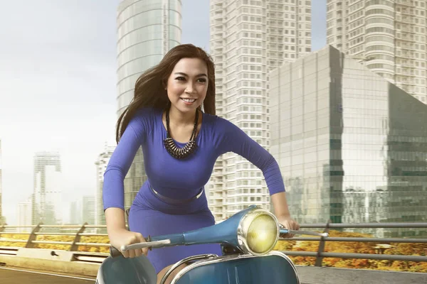 Mujer asiática montando en scooter —  Fotos de Stock