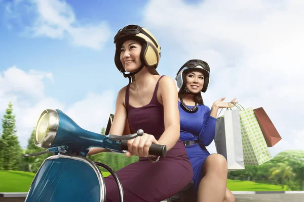 Mujeres asiáticas montando en scooter —  Fotos de Stock