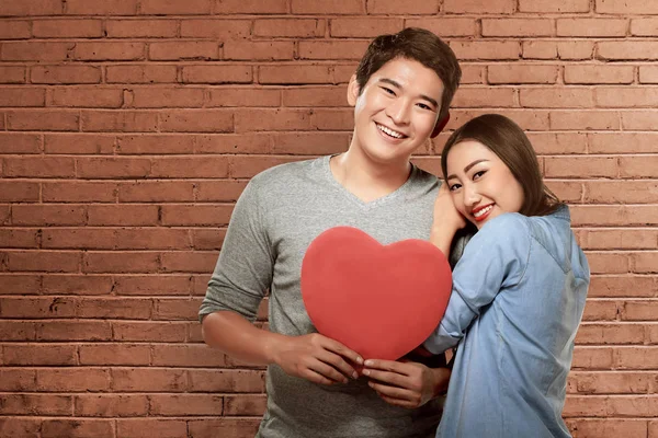Азіатська пара тримає червоне серце — стокове фото