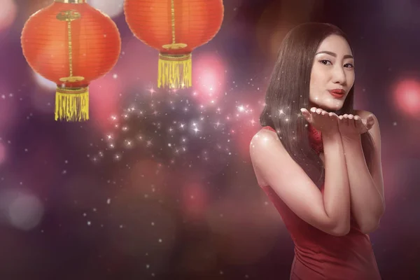 Chinese vrouw in cheongsam jurk — Stockfoto