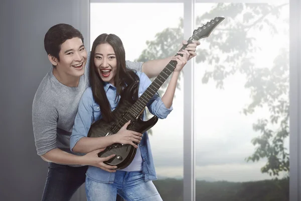 亚洲夫妇抱着吉他 — 图库照片