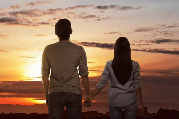 Junges asiatisches Paar bei Sonnenuntergang — Stockfoto