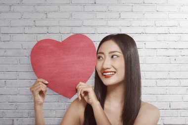 Asyalı kadın holding kalp