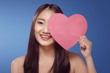 Asyalı kadın holding kalp