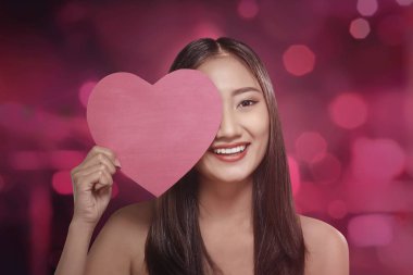 Asyalı kadın holding kalp