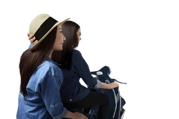 Asiático mulheres equitação scooter — Fotografia de Stock