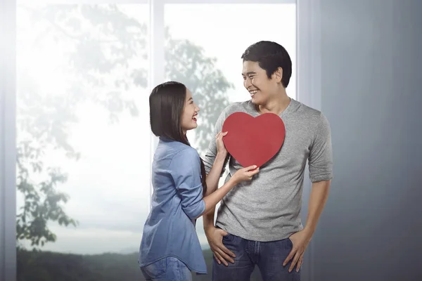 Романтическая азиатская пара — стоковое фото