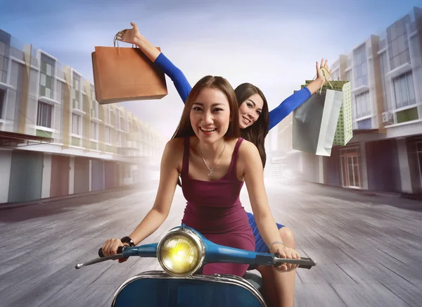 Asiatiska kvinnor Rider scooter — Stockfoto