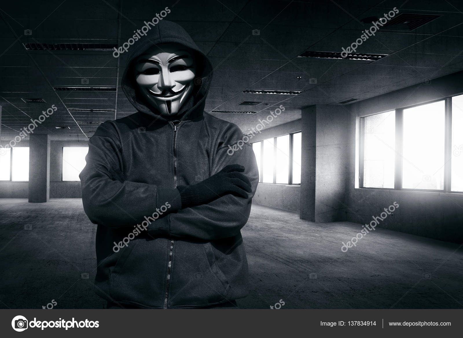 黑客在面具和手套—— 库存社论照片© leolintang #137834914