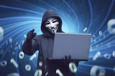 hacker holding dizüstü