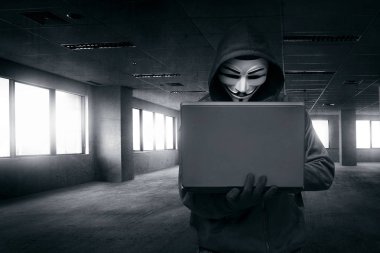 hacker holding dizüstü