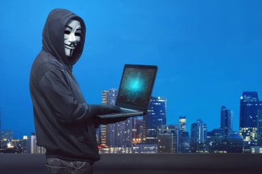 hacker holding dizüstü