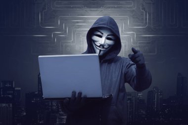 hacker holding dizüstü