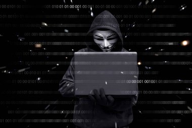 hacker holding dizüstü