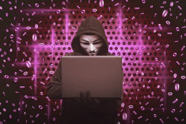 hacker holding dizüstü