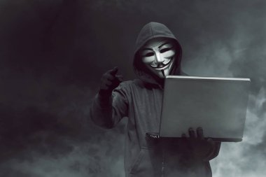 hacker holding dizüstü