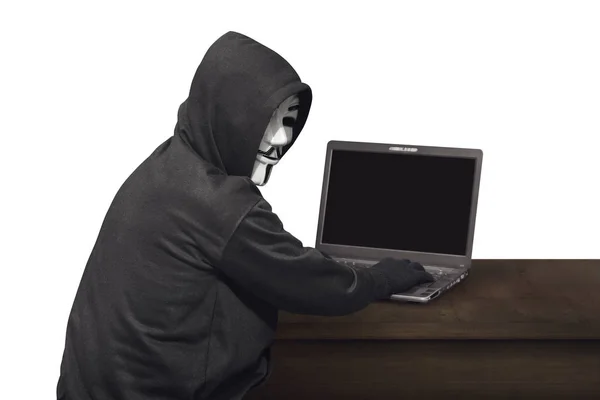Hacker memegang laptop — Stok Foto