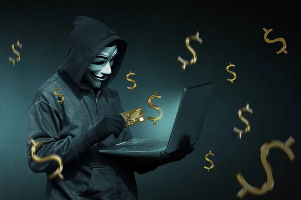 Хакер крадет деньги — стоковое фото