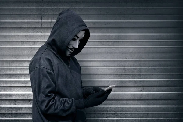Hacker maske ve eldiven — Stok fotoğraf