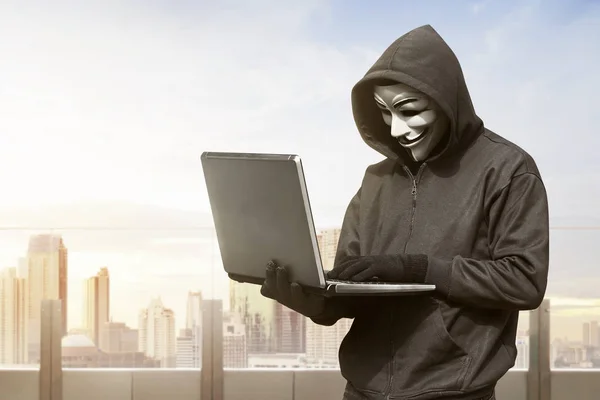 Hacker memegang laptop — Stok Foto
