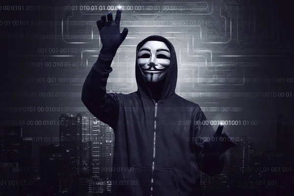 Hacker i mask och handskar — Stockfoto