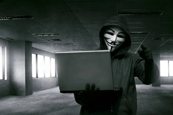 Hacker hält Laptop in der Hand — Stockfoto
