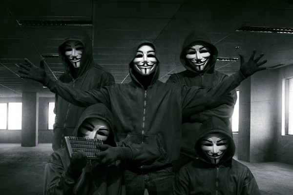 Hackers em máscaras com teclado — Fotografia de Stock