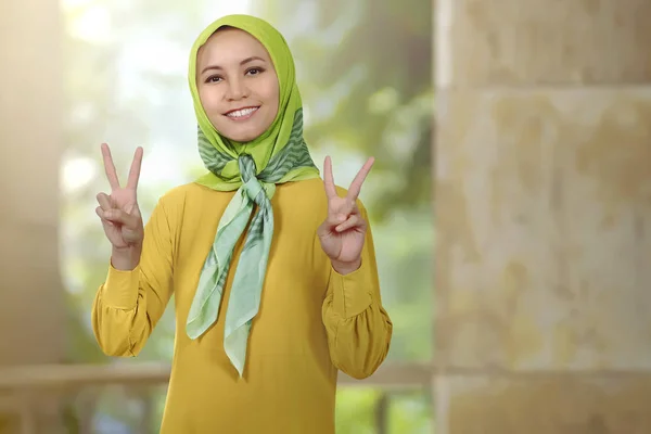 Mujer asiática musulmana mostrando signo de paz —  Fotos de Stock