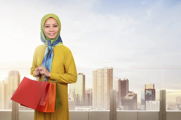 Азиатка мусульманка с помощью смартфона — стоковое фото