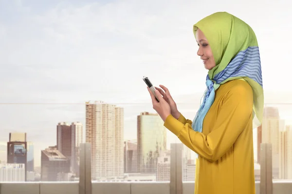 Mujer asiática musulmana usando smartphone — Foto de Stock