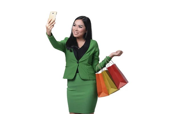 Donna asiatica con shopping bags — Foto Stock