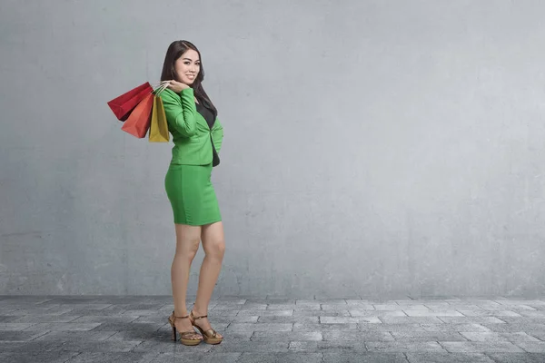 Donna asiatica con shopping bags — Foto Stock