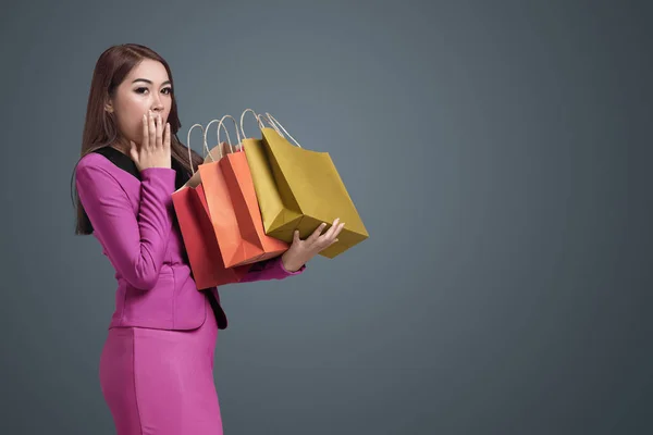 Aziatische vrouw met boodschappentassen — Stockfoto