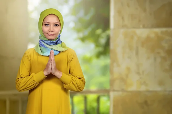 Mujer asiática musulmana usando la oración — Foto de Stock