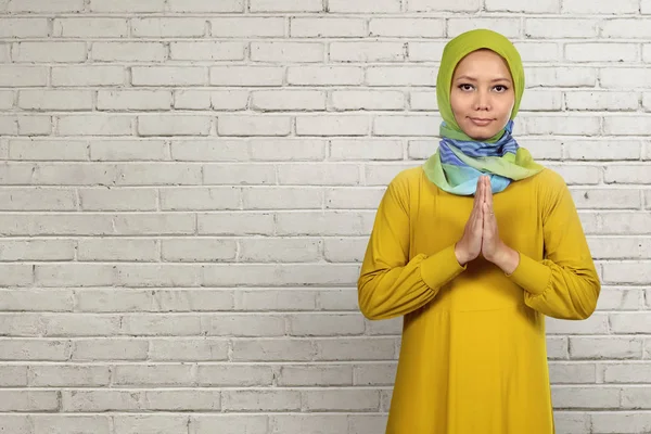 Mulher asiática muçulmano orando — Fotografia de Stock