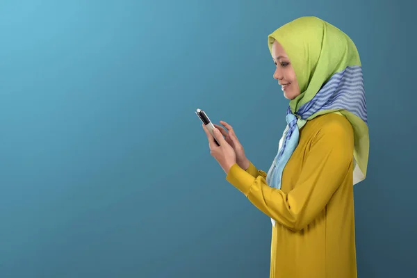 Asijské žena muslimské pomocí smartphonu — Stock fotografie