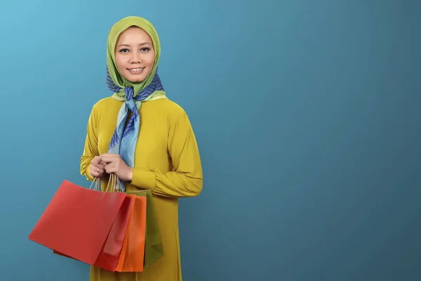 Asijské žena muslim s nákupní tašky — Stock fotografie
