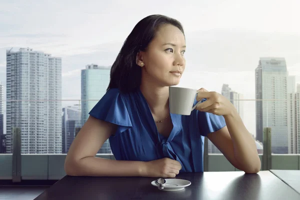 Asijské žena s šálkem čaje — Stock fotografie