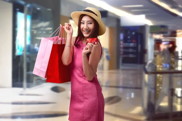Asiatique femme avec shopping sacs — Photo