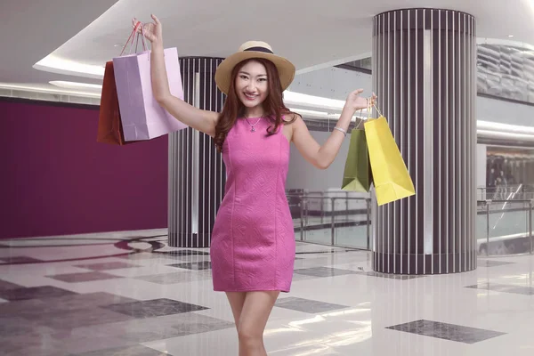 Azjatyckie kobieta z zakupy torby — Zdjęcie stockowe