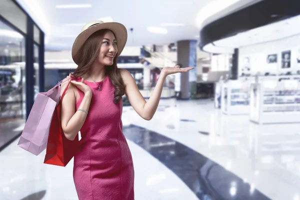 Mujer asiática con bolsas de compras — Foto de Stock