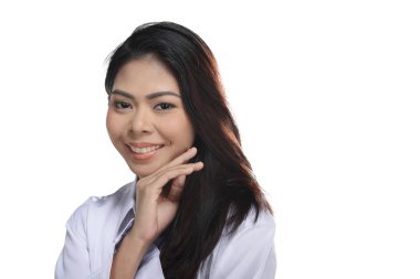 kameraya gülümseyen kadın    