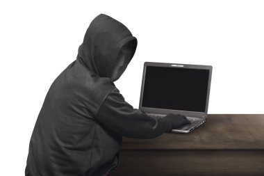 dizüstü bilgisayarda yazarak maskeli hacker